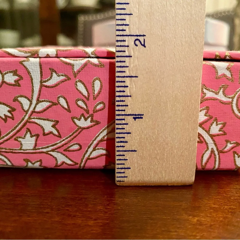 NWT! Jewelry box in beautiful pink, white and golden print